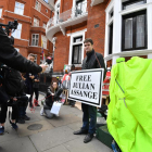 Imatge d’una protesta contra l’expulsió d’Assange davant de l’ambaixada de l’Equador a Londres.
