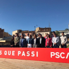 Mínguez y Batet, ayer, junto a otros miembros del PSC, en Lleida.