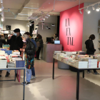 La llibreria La Fatal va obrir les portes al carrer Vallcalent de Lleida, amb bona resposta de públic.