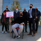 Eduardo Abenójar, sentado ante el ayuntamiento de Salou, inició ayer una huelga de hambre.