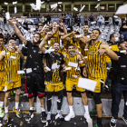 La plantilla del Club Bàsquet Pardinyes celebrant la històrica classificació per jugar el ‘play-off’ d’ascens a la LEB Or.