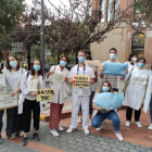 Un grup de metges interns residents de Lleida, ahir en una concentració a Barcelona.