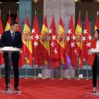 Sánchez i Ayuso van escenificar l’aposta de col·laboració davant de 24 banderes d’Espanya i Madrid.
