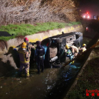 Operatiu dels Bombers per rescatar el vehicle caigut al canal de Pinyana diumenge a la nit.
