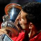 Novak Djokovic besa el trofeo conquistado ayer.