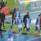 Los jugadores y técnicos del Lleida se retiran al vestuario el pasado domingo tras la suspensión. 
