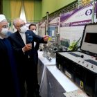 El presidente de Irán, Hasán Rohani, en una planta atómica.