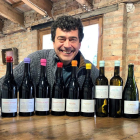 L'enòleg lleidatà Tomàs Cusiné, amb els vins del projecte 'Microvinificacions de les Garrigues Altes'.