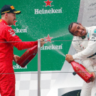 Lewis Hamilton celebra el triomf amb Sebastian Vettel, que va ser tercer.