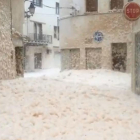 VÍDEO | Escuma marina inunda carrers de Tossa de Mar propers a la platja