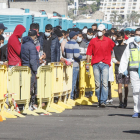Cua de migrants al moll d’Arguineguín, ahir.