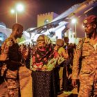 Civiles sudaneses conversan con soldados en la capital.