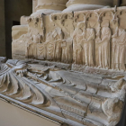 El sepulcro y los relieves, aún en su ubicación actual en la Seu Vella, frente a la capilla de los Montcada.