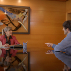Oriol Parreño consulta amb Mari Pau Huguet sobre l’entrevista.