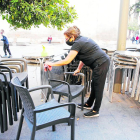 Un bar de Lleida posa a punt la terrassa per tornar a l’activitat dilluns.