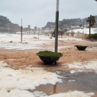 La espuma de mar se adueñó de las calles en Tossa.