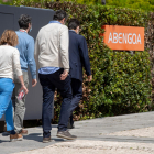 Personas accediendo a la sede de Abengoa, en Sevilla, ayer.