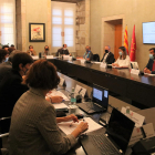 La reunión de la delegación aranesa (derecha) y representantes de la Generalitat en Barcelona.