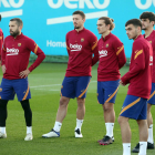 Jugadors del Barcelona, ahir durant la sessió d’entrenament de l’equip.