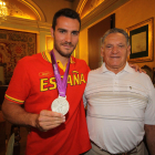 Joaquim Larroya, amb Saúl Craviotto en l’homenatge de la Paeria a aquest últim al guanyar la medalla de plata a Londres 2012.