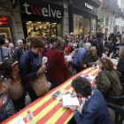 El carrer Major es va omplir ahir de lectors àvids de firmes de Maria Barbal, Sílvia Soler, Gerard Quintana, Rafel Nadal i Marc Artigau.