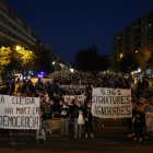 Més de cinc-centes persones es van manifestar ahir per reclamar una residència a Pardinyes i contra l’alberg projectat per la Paeria.