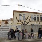 Alumnos y padres entrando ayer en el colegio Àngel Guimerà de Balaguer.
