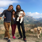 Jason Momoa, amb la parella d’escaladors Chris Sharma i Jimena Alarcón a prop de Camarasa.