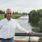 Ignasi Servià, con el río Segre de fondo