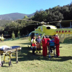 Servicios sanitarios atienden a trabajadores heridos en un siniestro laboral en La Garrotxa, en 2018.