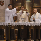 Lluís Tollar (esquerra) i Xavier Novell (centre), durant una missa a la catedral de Solsona.