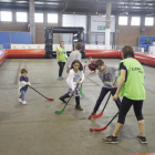 Algunos niños jugando a hockey en la primera jornada del Cucalòcum Primavera. 