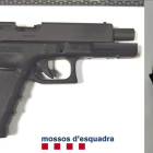 Imagen de la pistola y el puñal utilizados por los ladrones durante el atraco. 