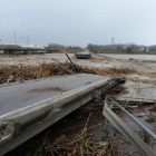 Imatge del pont que va cedir per la força de l’aigua entre les localitats de Blanes i Malgrat de Mar per l’avinguda del riu Tordera.