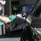 Un conductor posa gasolina en una estació de servei.