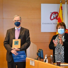 El catedrático de Cirugía, Joan Viñas, ayer, junto a la presidenta de la Xarxa Vives, María José Figueras.