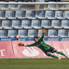 Pau Torres, en una intervención durante el partido que el Lleida jugó y ganó ante el Hércules.