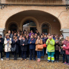 Cerca de 300 personas se concentraron frente al ayuntamiento.