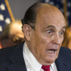 La suor va jugar una mala passada a Rudy Giuliani, advocat de Trump, i li va desfer el tint del cabell.