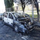 Cremen dos cotxes al carrer Boqué, al barri de la Bordeta