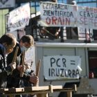 Imagen de una protesta convocada en Bilbao para “abordar el tema de Covid-19 de otra manera”.