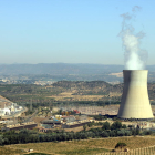 La central nuclear de Ascó, en la Ribera d'Ebre, con la chimenea humeando a la derecha y los dos reactores a la izquierda.