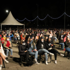 El público durante la actuación de Stay Homas en los Camps Elisis, sentados y con distancias.