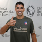 Luis Suárez ayer tras pasar la revisión médica antes de firmar por el Atlético.