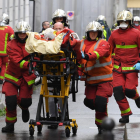 Els serveis d’emergència evacuen un dels ferits en l’atac terrorista d’ahir, a París.