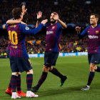 Los jugadores del Barça felicitan a Leo Messi por su segundo tanto ante el Manchester United.