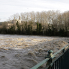 Imatge del riu Ter, baixant amb força ahir al seu pas per Girona ciutat.