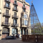 Alumnes de l'IMO de Lleida fan arbres de Nadal d'alumini per ornamentar 4 places de la ciutat