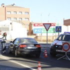 Agentes de los Mossos d’Esquadra en un control de movilidad para garantizar el confinamiento, ayer en la N-230 a su paso por Alfarràs. 