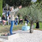Los participantes en el acto colgaron estrellas de madera con mensajes en las ramas del olivo. 